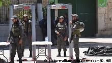 Israel Grenzpolizei steht bei einem Metalldetektor am Tempelberg Eingang