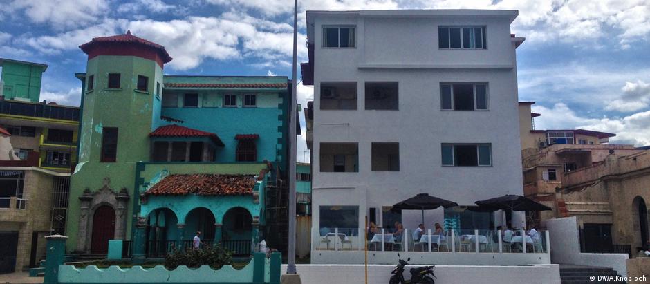 Edifícios reformados se contrastam com prédios deteriorados em Havana