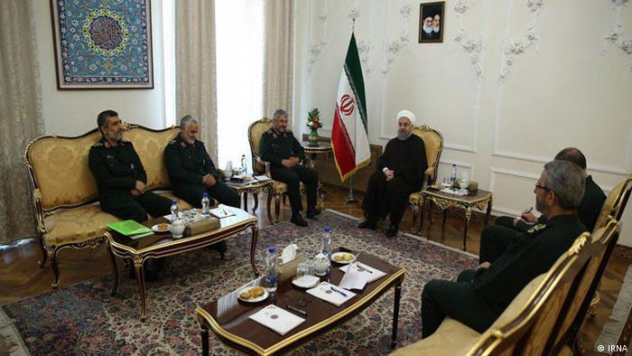 Iran - Präsident Hassan Rohani und die Kommandeure der iranischen Revolutionsgarde (IRNA)