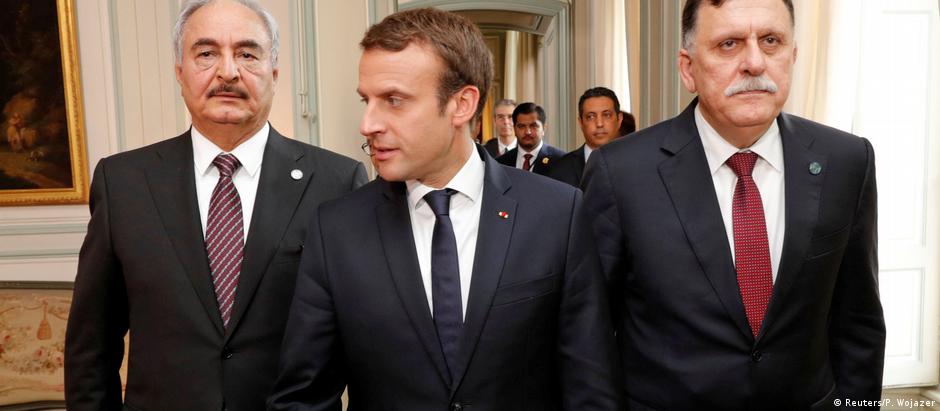 Macron entre o chefe de governo da União Nacional líbia, Fayez al-Sarraj, e o general Khalifa Haftar, que controla o leste