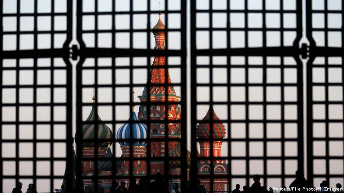 Russland Die Basilius-Kathedrale ist durch ein Tor am Roten Platz im Zentrum von Moskau zu sehen (Reuters/File Photo/M. Zmeyer)