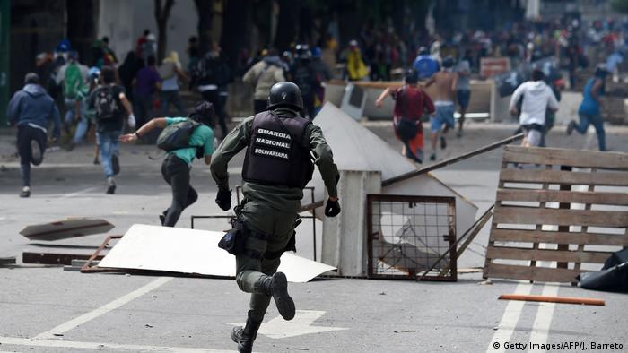 Venezuela | Straßenschlachten während des Generalstreiks (Getty Images/AFP/J. Barreto)