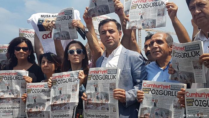 Türkei Unterstützer der Zeitung Cumhuriyet (DW/A. E. Duran)