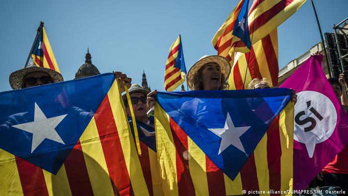 Spanien Barcelona - Unabhängigkeitsdemonstration mit Flaggen (picture-alliance/ZUMAPRESS/M. Oesterle)