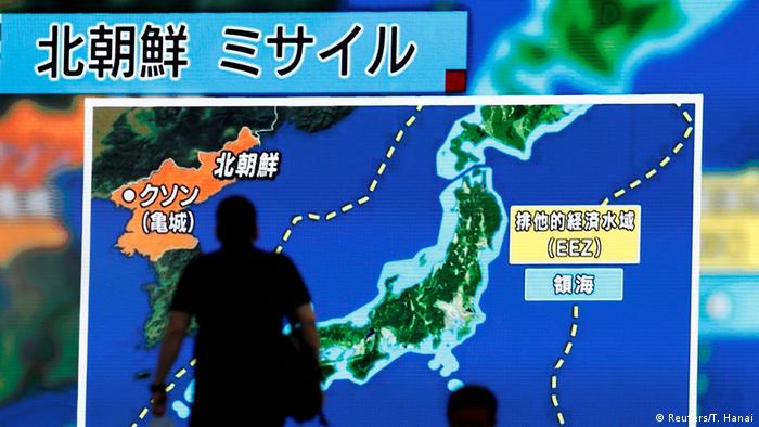 Japan Tokio Monitor zeigt Informationen zu Raketentest Nordkoreas (Reuters/T. Hanai)