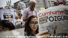 Türkei - Istanbul - Demonstranten vor Gerichtsgebäude: Prozess gegen Mitarbeiter der Cumhuriyet