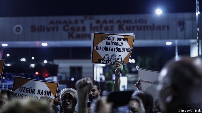 Türkei Istanbul Freilassung von Journalisten der Cumhuriyet (Imago/C. Erok)