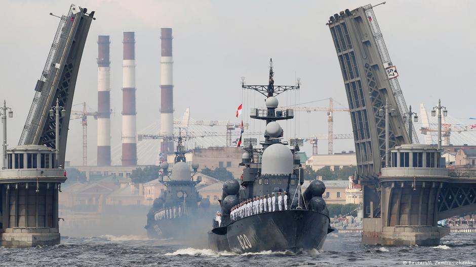 Russland Kriegsschiffe bei der Parade zum Marinentag in St. Petersburg