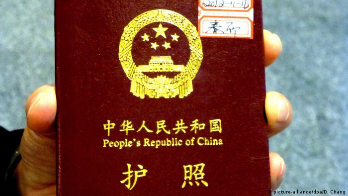 China Symbolbild biometrischer Reisepass (picture-alliance/dpa/D. Chang)