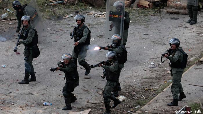 Venezuela Protest Polizei (Reuters/M. Bello)