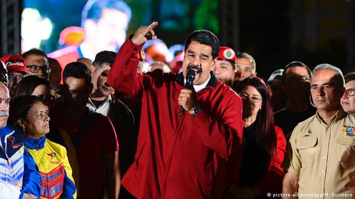 Nicolás Maduro discursa para apoiadores em Caracas