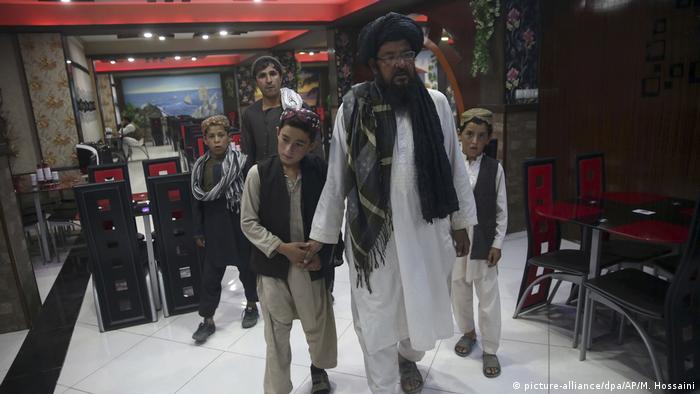 Afghanistan Kinderhandel (picture-alliance/dpa/AP/M. Hossaini )