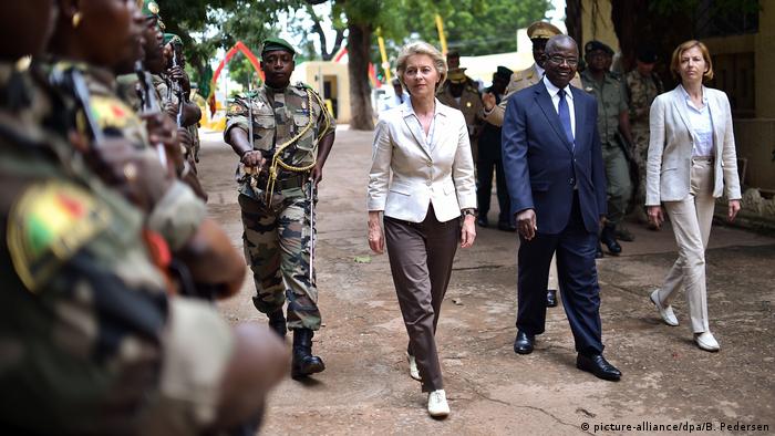 Mali Verteidigungsministerin von der Leyen in Bamako | mit Tiéna Coulibaly, Verteidigungsminister (picture-alliance/dpa/B. Pedersen)