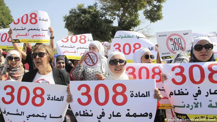 Jordanien Frauen-Aktivisten protestieren vor dem Parlament (picture alliance/dpa/AP/R. Saad)