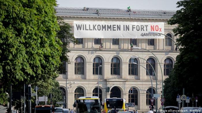 Deutschland Greenpeace-Aktion vor Diesel-Gipfel (picture-alliance/dpa/K. Nietfeld)