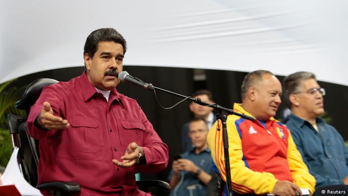 
Venezuela Präsident Nicolas Maduro spricht mit Mitgliedern der konstituierenden Versammlung in Caracas (Reuters)
