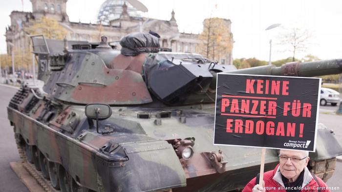 Berlin - Aktion gegen Bau einer Panzerfabrik in der Türkei (picture alliance/dpa/J. Carstensen)