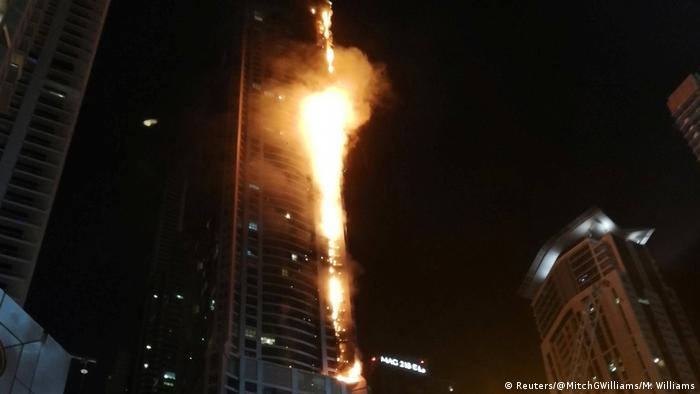VAE Großbrand in Wolkenkratzer in Dubai ausgebrochen (Reuters/@MitchGWilliams/M. Williams)
