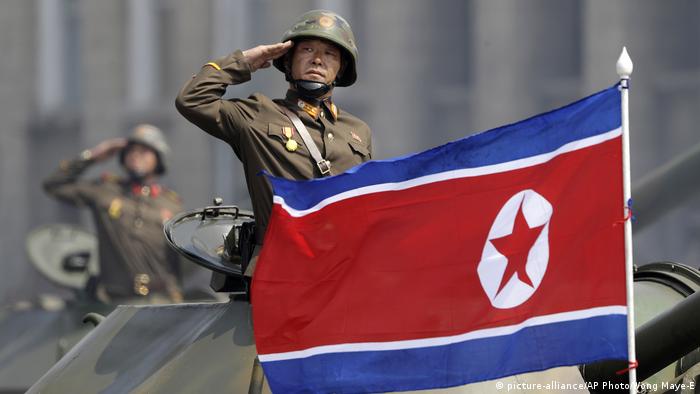 Nordkorea Flagge in Pjöngjang (picture-alliance/AP Photo/Wong Maye-E)