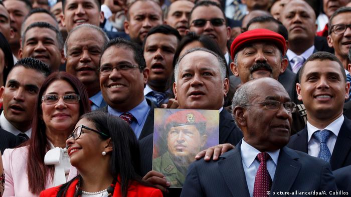 Diosdado Cabello, con una imagen del máximo líder. 