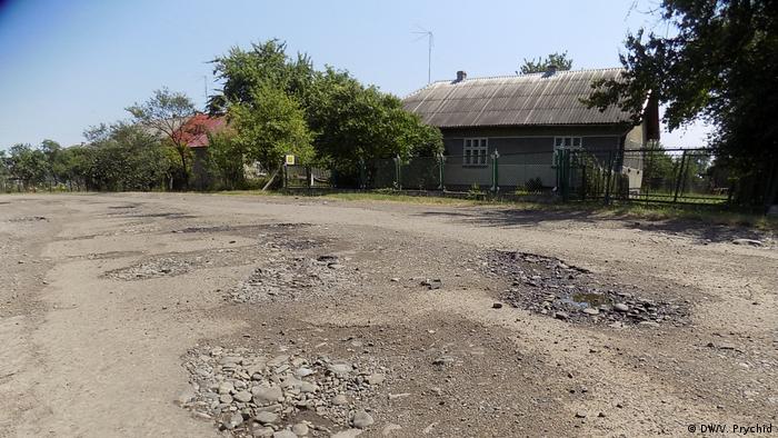 Стара і розбита дорога у Грабовецькій об'єднаній територіальній громаді
