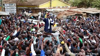 Kenia Wahl Politiker Raila Odinga vor Anhängern