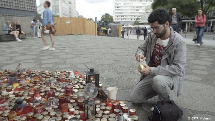 Masoud Aqil rinde homenaje a las víctimas del ataque terrorista al mercadillo navideño en la Breitscheidplatz, de Berlín. 