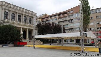 Bosnien und Herzegowina, Sarajevo, 23. Filmfestival, rekonstruierter Platz vor dem Nationaltheater (DW/Zdravko Ljubas)