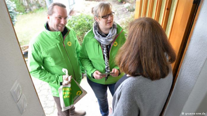 Militantes do Partido Verde alemão em campanha porta a porta