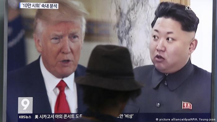 Seoul Donald Trump und Kim Jong Un auf einem Screen (picture alliance/dpa/AP/A. Young-joon)