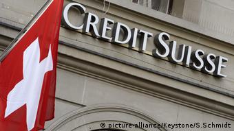 Das Logo der Schweizer Grossbank Credit Suisse und die Schweizer Flagge