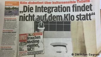 Köln, Alte Feuerwache, Express-Zeitung über WC-Pläne (DW/Milan Gagnon)