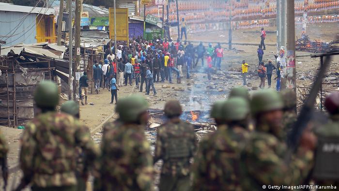 Kenyan rioters face off with the police (Getty Images/AFP/T. Karumba)