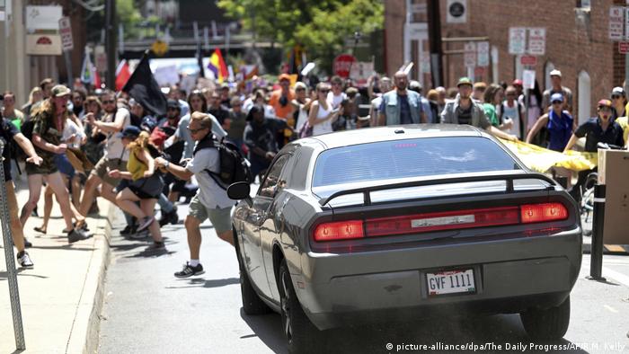 USA Charlottesville Virginia auto fährt in Menschenmenge bei Demonstration von Rechtsextremisten in USA (picture-alliance/dpa/The Daily Progress/AP/R.M. Kelly)
