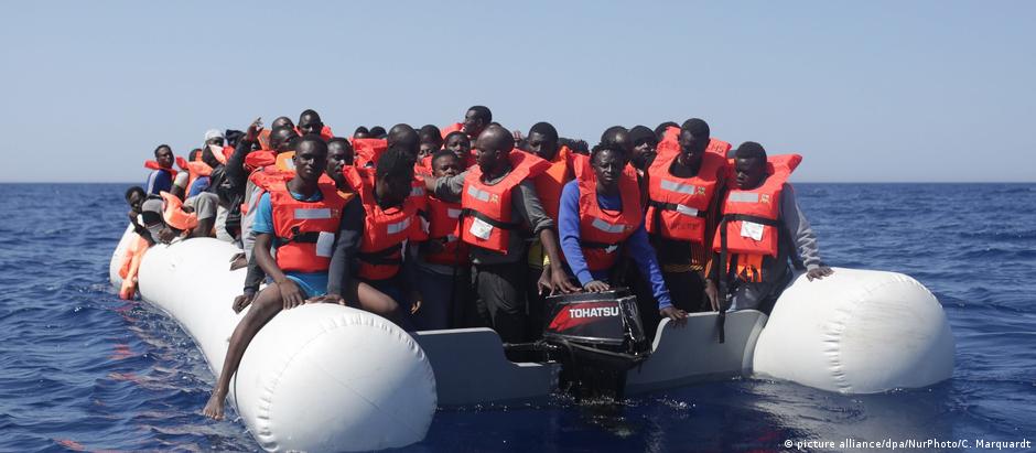 Migrantes resgatados no Mediterrâneo em maio deste ano