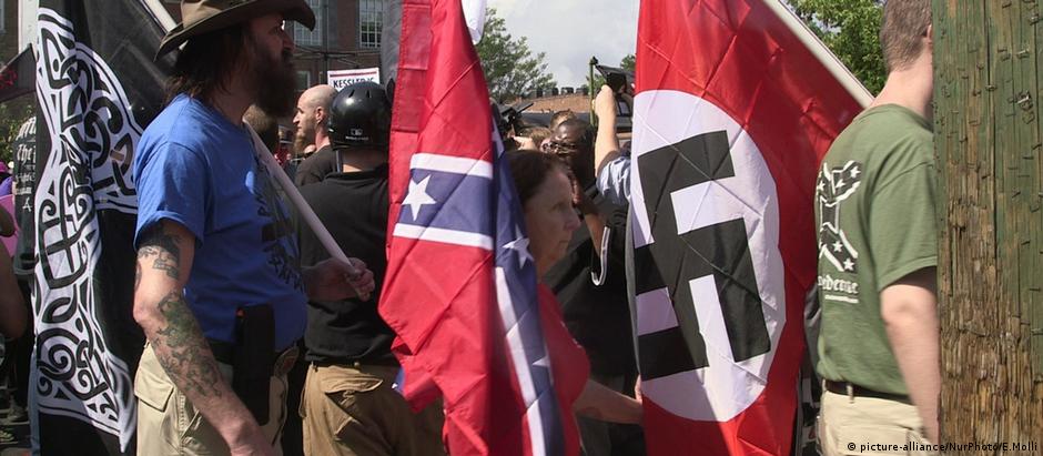 Muitos manifestantes da marcha extremista de direita levaram bandeiras nazistas
