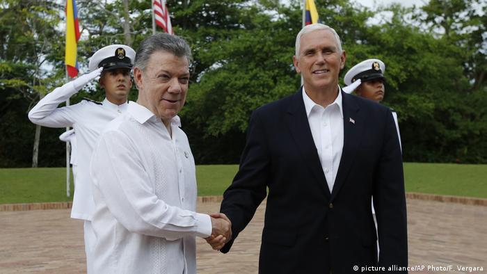 Kolumbien USA Vize-Präsident Mike Pence und Präsident Juan Manuel Santos (picture alliance/AP Photo/F. Vergara)