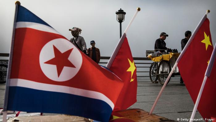 China Nordkorea Grenze Flaggen (Getty Images/K. Frayer)