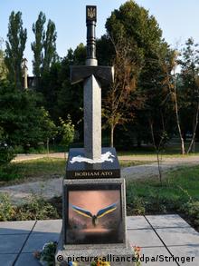 За словами ініціаторів встановлення пам'ятника, меч є зброєю янгола-охоронця українських воїнів