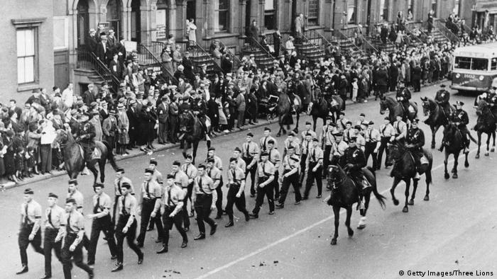 Tradição deplorável e longa: German-American Bund marcha em Nova York em 1º de janeiro de 1938