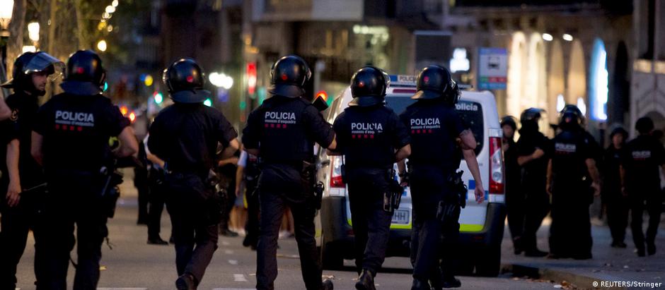 Polícia catalã patrulha região onde terroristas avançaram contra pedestres em uma van