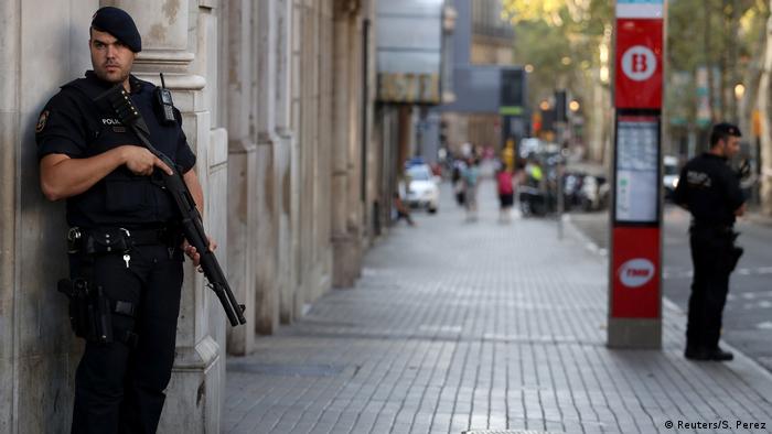 Spanien Polizeipräsenz am Tag nach dem Terroranschlag in Barcelona (Reuters/S. Perez)