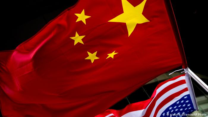 China | Chinesische und amerikanische Fahne vor einem Hotel in Peking (picture-alliance/AP Photo)