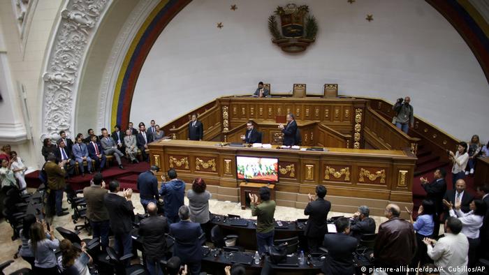 Venezuela Parlament in Caracas entmachtet (picture-alliance/dpa/A. Cubillos/AP)