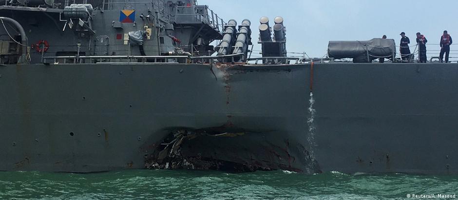 Danos no casco do navio da Marinha americana USS John S. McCain, após colisão com petroleiro perto de Cingapura