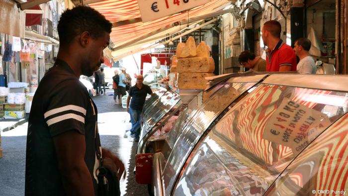 Karamo Caseey buys food at the market in Catania (DW/D.Pundy)