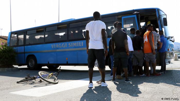  Migrants in Italy prepare to board a bus in Mineo (DW/D.Pundy)