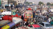 Pakistan chaotischer Straßenverkehr in Karachi