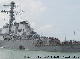 Destróier USS John S. McCain sofreu graves danos em seu casco após colisão