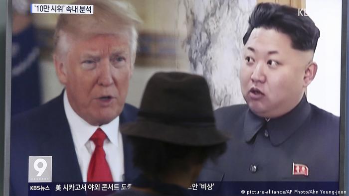 Südkorea TV Bildschirm mit Donald Trump und Kim Jong Un (picture-alliance/AP Photo/Ahn Young-joon)